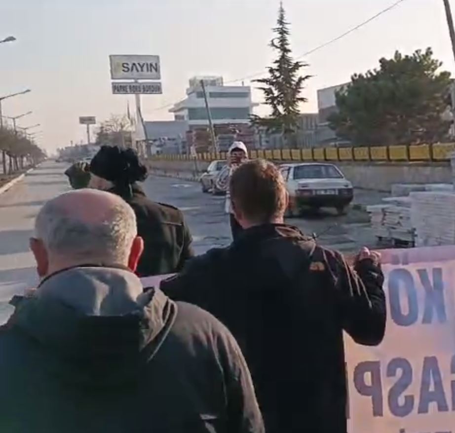ÜCRETLERİNİ ALAMAYAN İNŞAAT İŞÇİLERİ SAYIN İNŞAAT ÖNÜNDE EYLEM YAPTI
