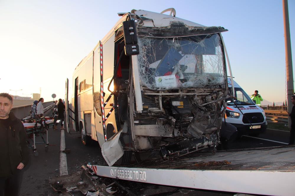 Turgutlu'da İşçi Servisi ve Tır Çarpıştı: 22 Yaralı