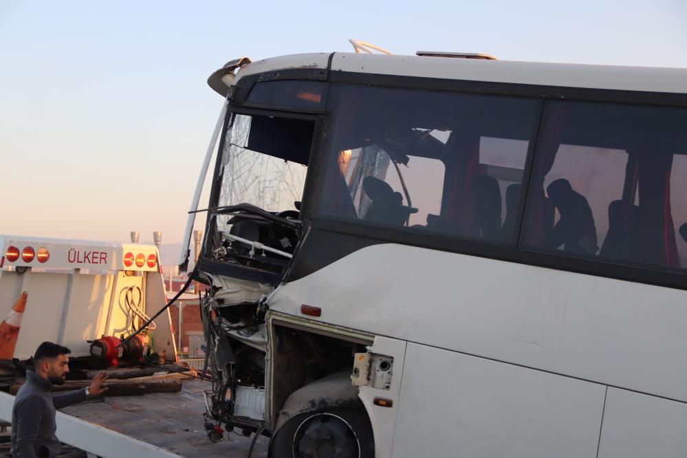 Turgutlu'da İşçi Servisi ve Tır Çarpıştı: 22 Yaralı