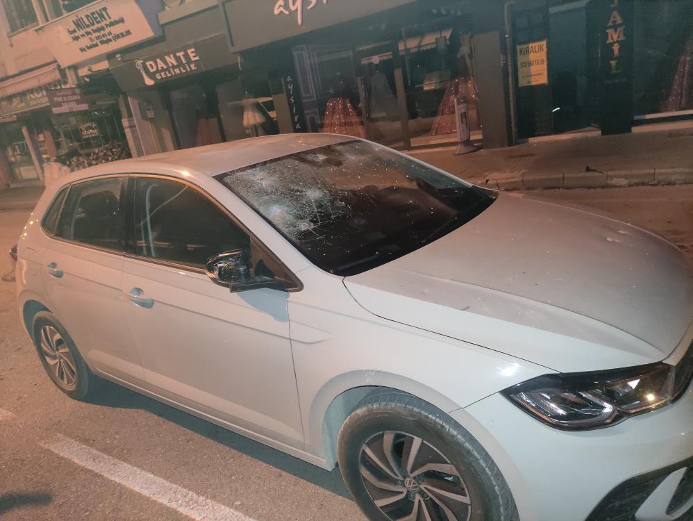 Önce Park Halindeki Araca Çarptı, Sonra Elindeki Demir Cisimle Araç Sahibine Saldırdı