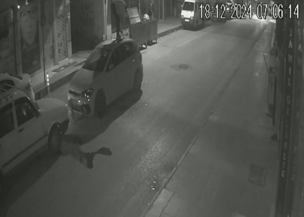 Önce Park Halindeki Araca Çarptı, Sonra Elindeki Demir Cisimle Araç Sahibine Saldırdı