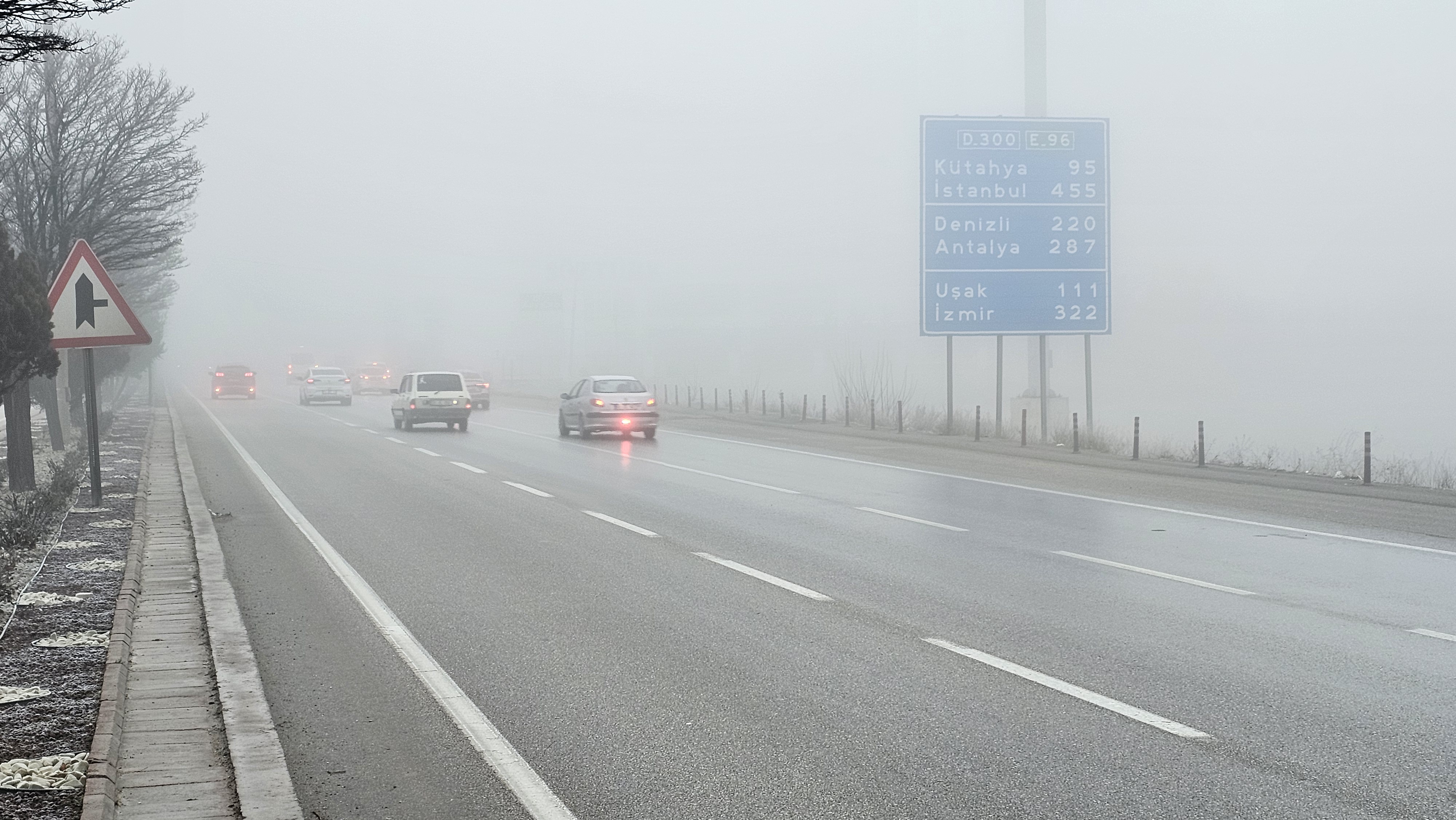 Afyonkarahisar'da Etkili Olan Sis, Trafikte Zorluklara Neden Oldu