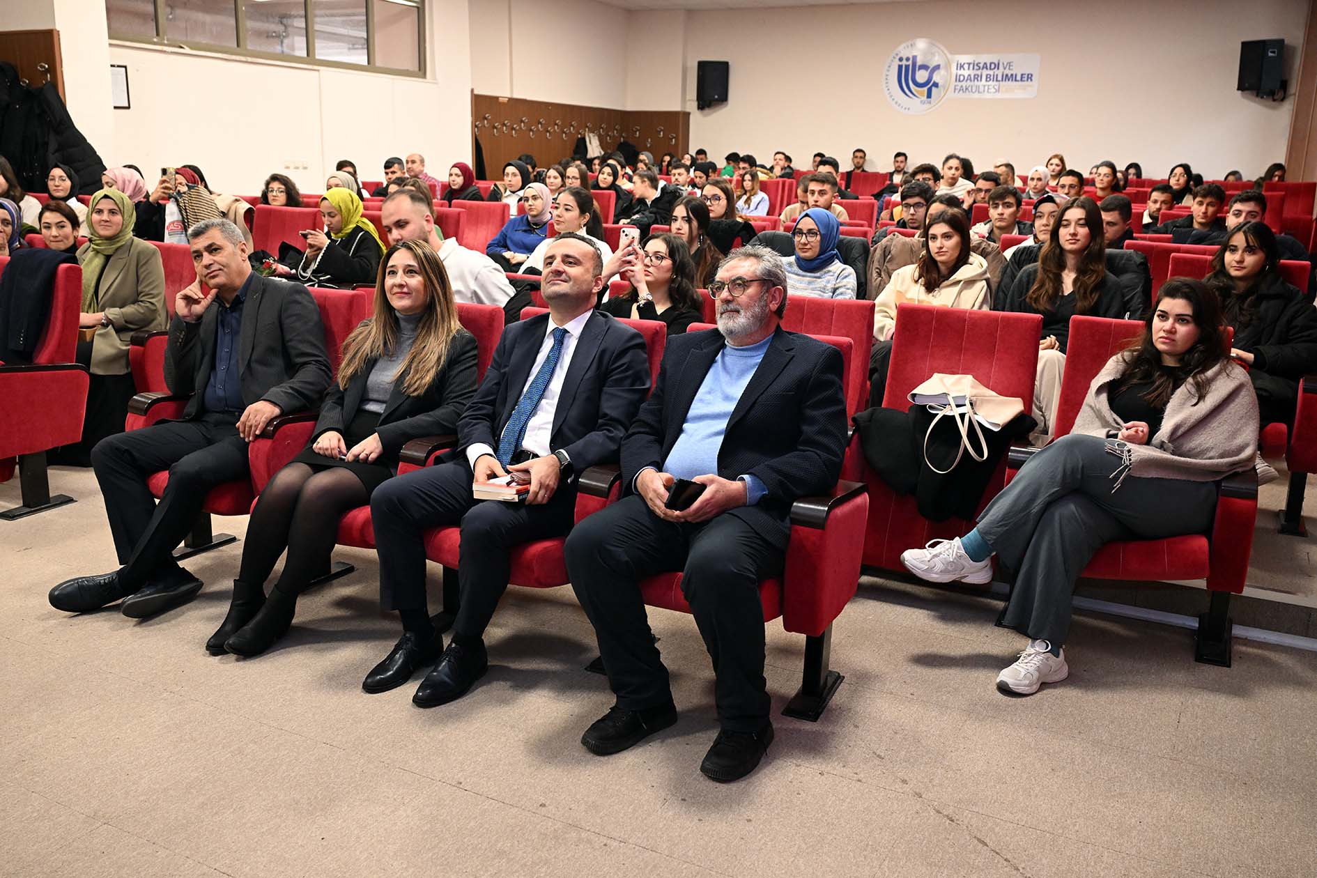 AKÜ'de "Mesleki Gelişim ve Kariyer Yolu" Konferansı Düzenlendi