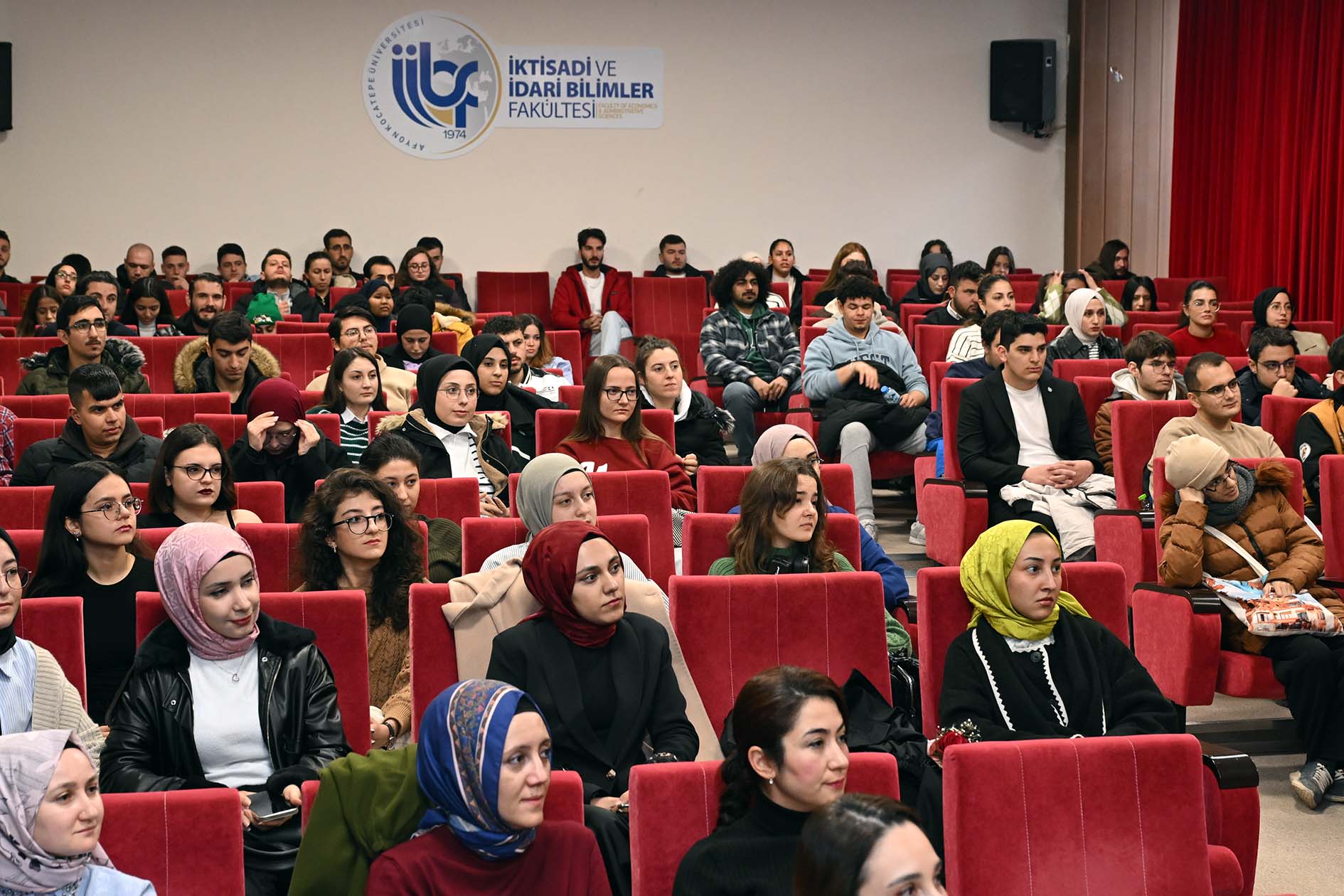 AKÜ'de "Mesleki Gelişim ve Kariyer Yolu" Konferansı Düzenlendi