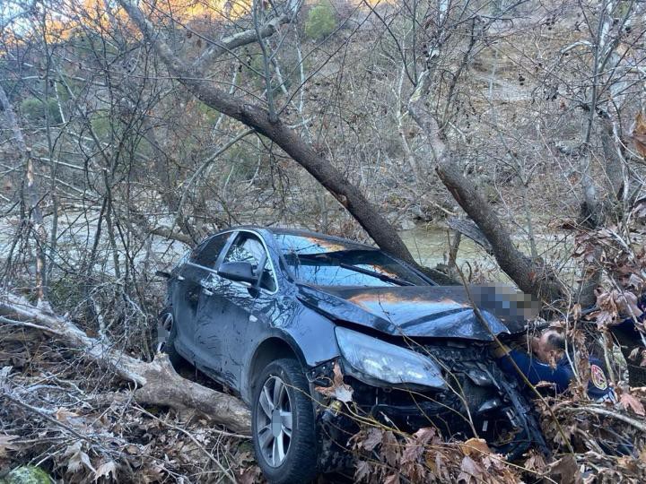 Manisa’da otomobil Gördes Çayına uçtu: 3 yaralı