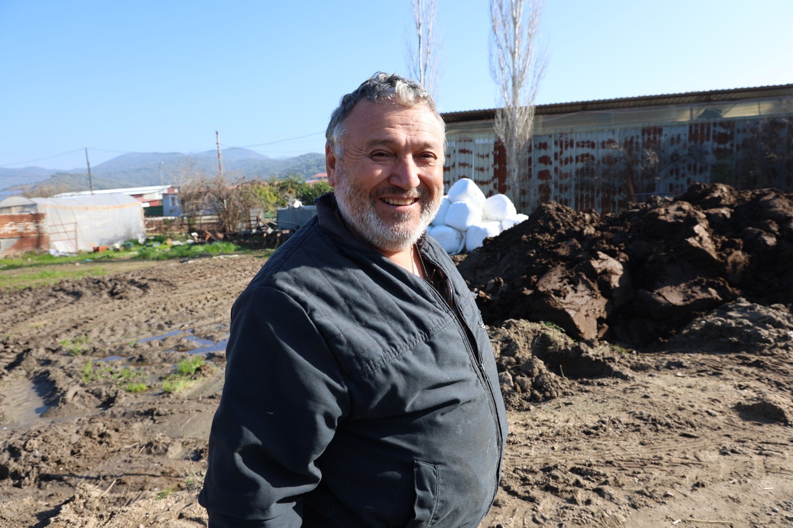 Öfkeli Boğanın Saldırısından Sahibi Canını Zor Kurtardı