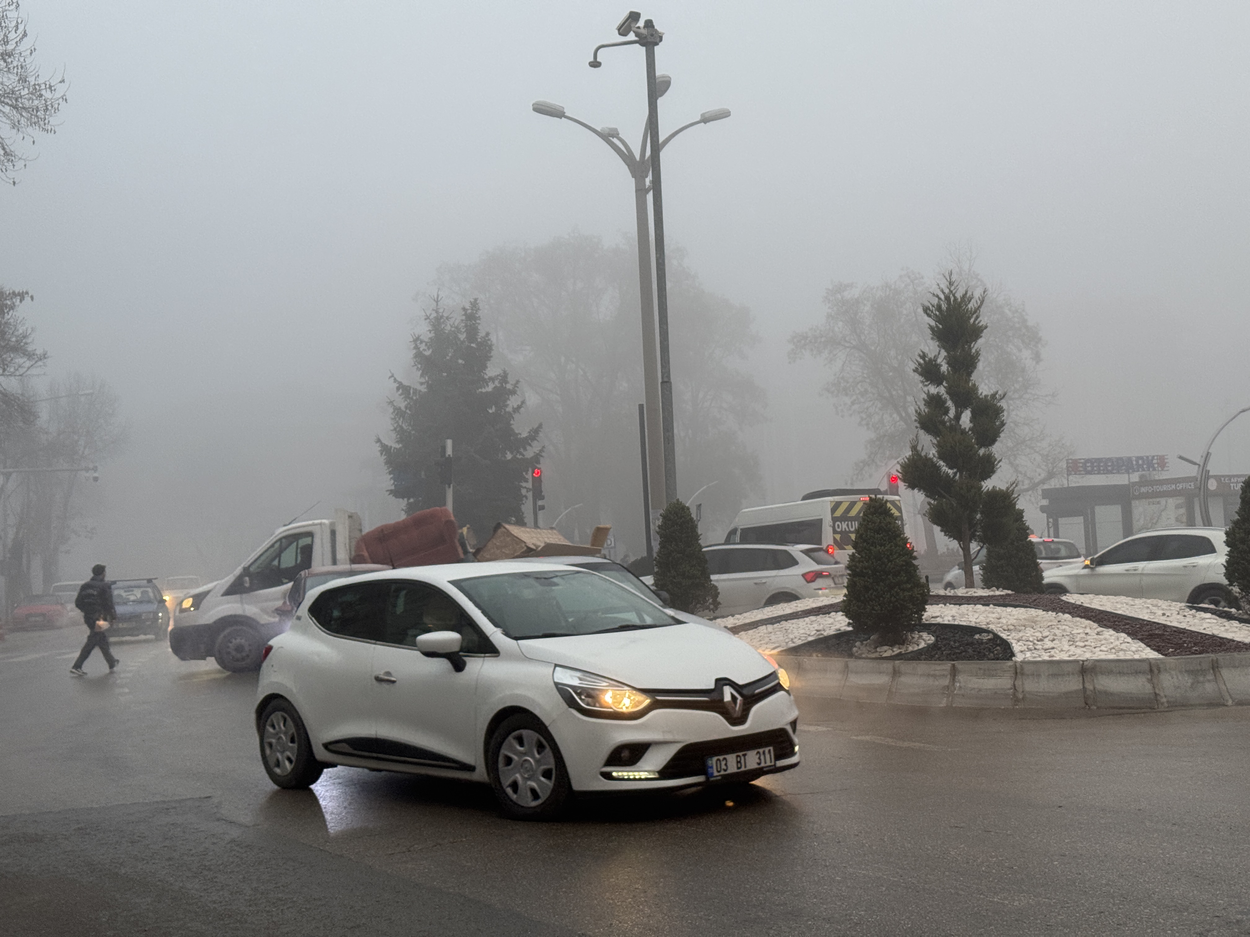 Afyonkarahisar’da Yoğun Sis Trafikte Görüş Mesafesi Düştü