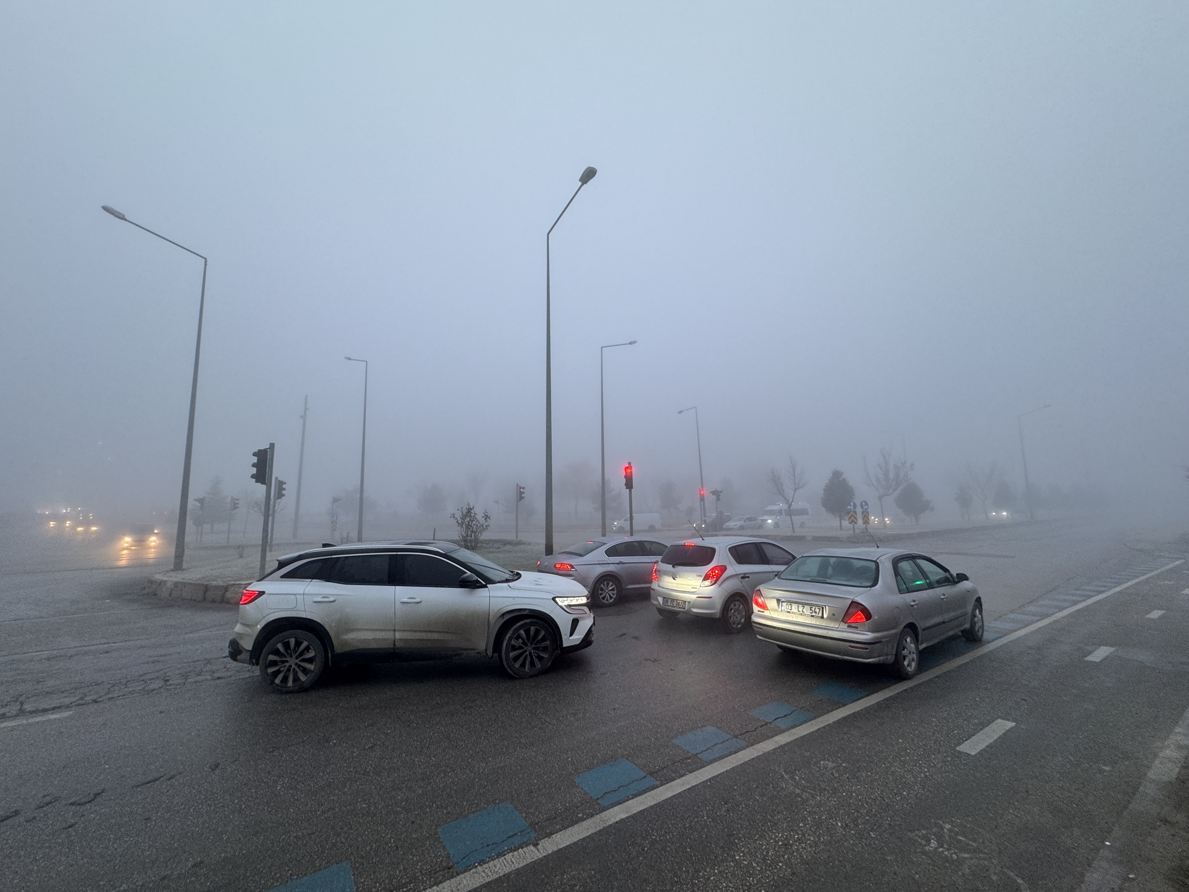 Afyonkarahisar’da Yoğun Sis Trafikte Görüş Mesafesi Düştü