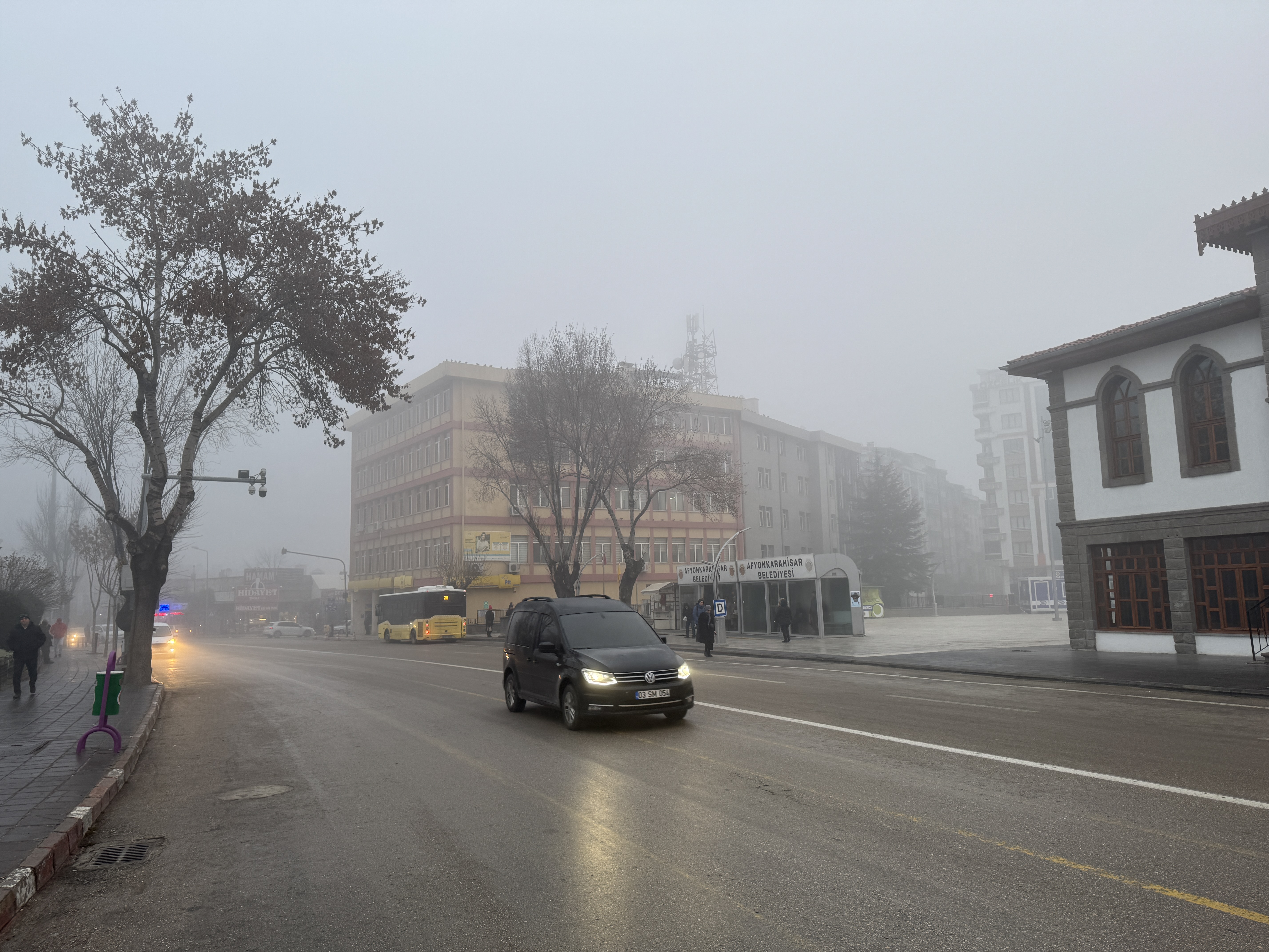 Afyonkarahisar’da Yoğun Sis Trafikte Görüş Mesafesi Düştü