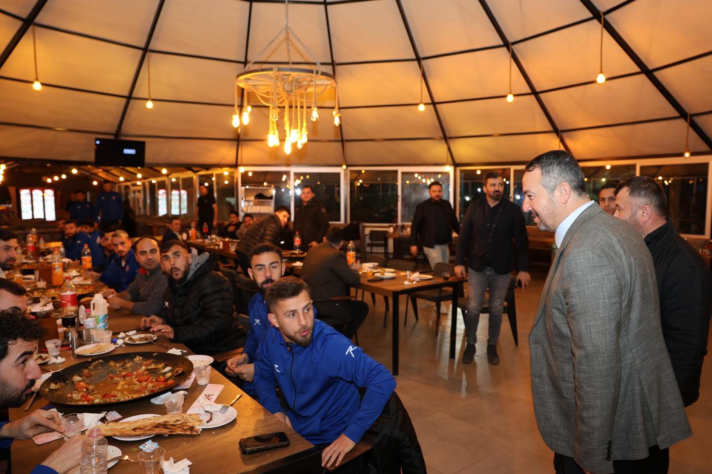 Sandıklıspor Taraftarlarından Futbolculara Moral Yemeği