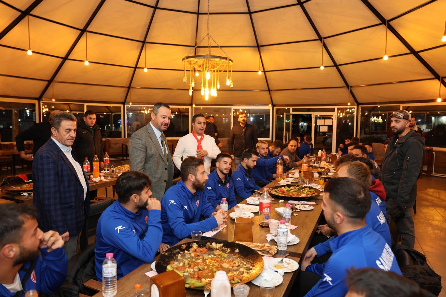 Sandıklıspor Taraftarlarından Futbolculara Moral Yemeği