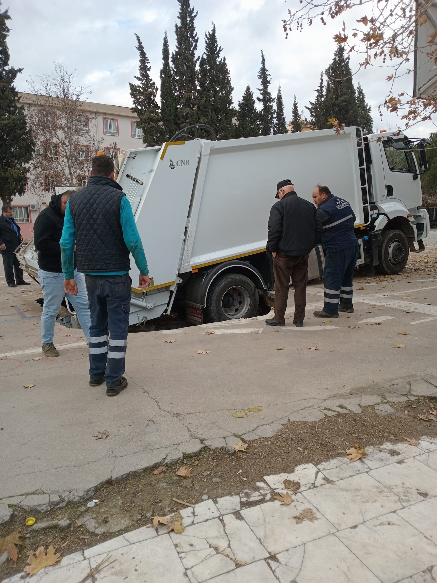 Okuldaki Basketbol Sahası Çöktü, Çöp Kamyonu Çukura Düştü