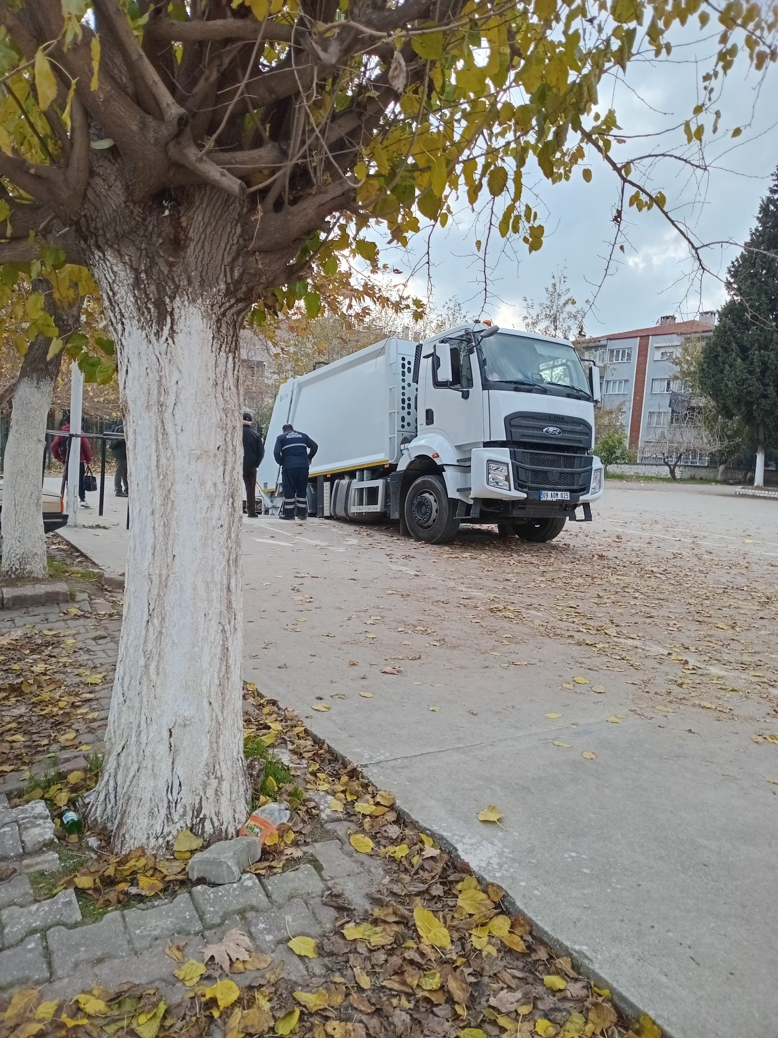 Okuldaki Basketbol Sahası Çöktü, Çöp Kamyonu Çukura Düştü