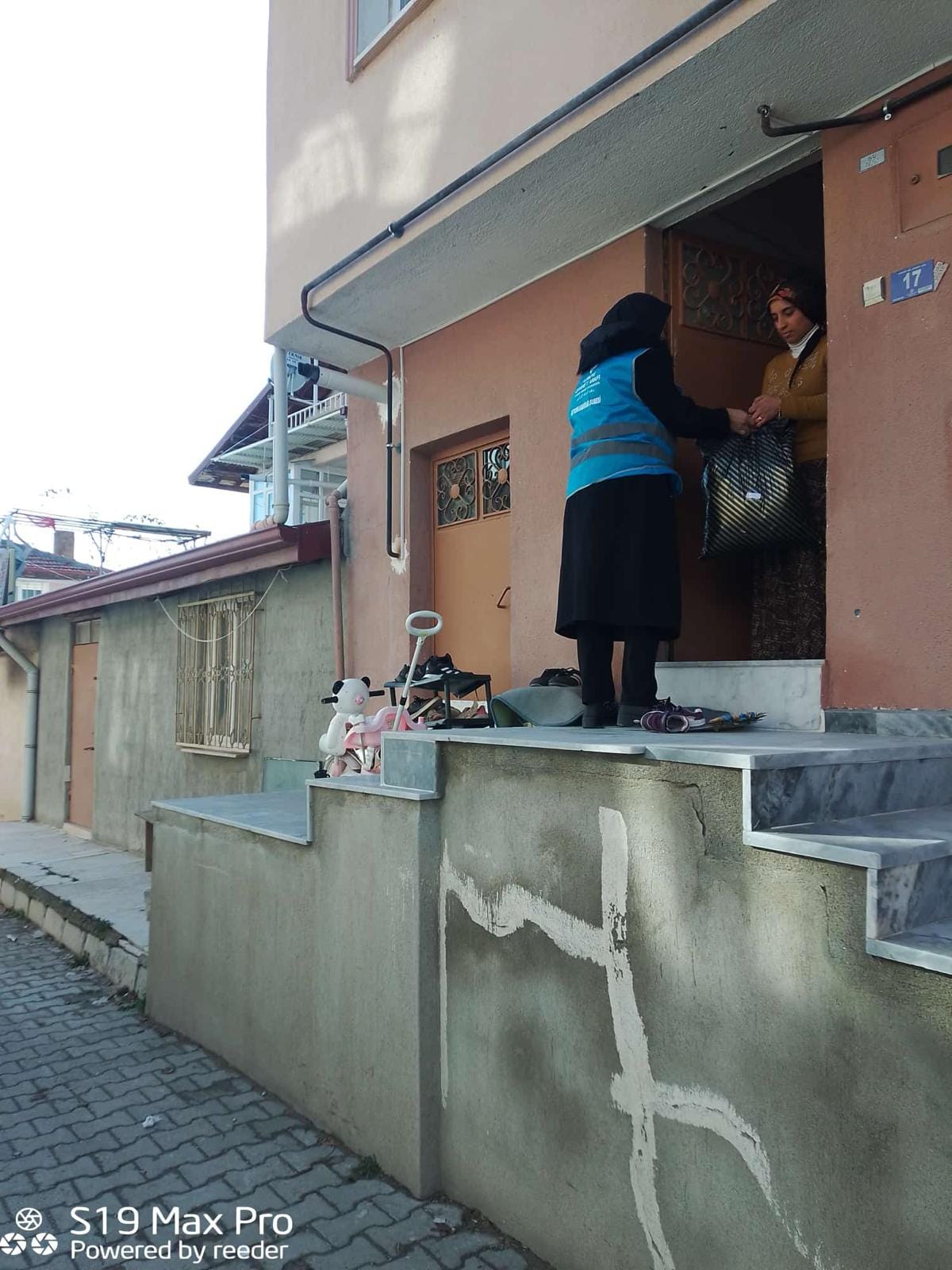 TDV Kadın Kolları, İhtiyaç Sahibi Çocuklara Bot ve Mont Ulaştırıyor