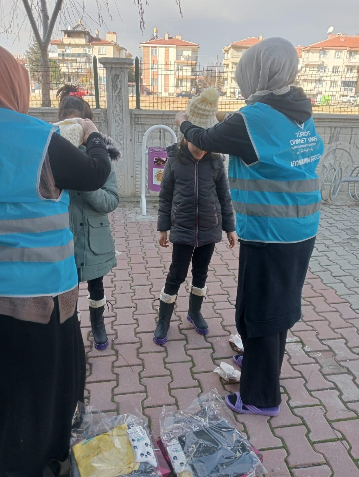 TDV Kadın Kolları, İhtiyaç Sahibi Çocuklara Bot ve Mont Ulaştırıyor