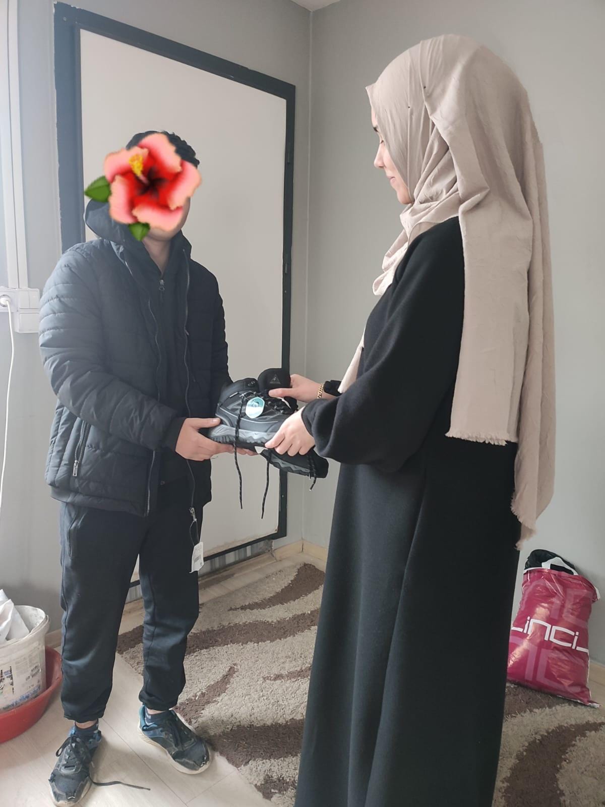TDV Kadın Kolları, İhtiyaç Sahibi Çocuklara Bot ve Mont Ulaştırıyor