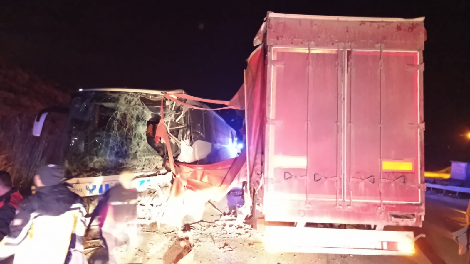 YOLCU OTOBÜSÜ TIR İLE ÇARPIŞTI, KAZADA 18 KİŞİ YARALANDI