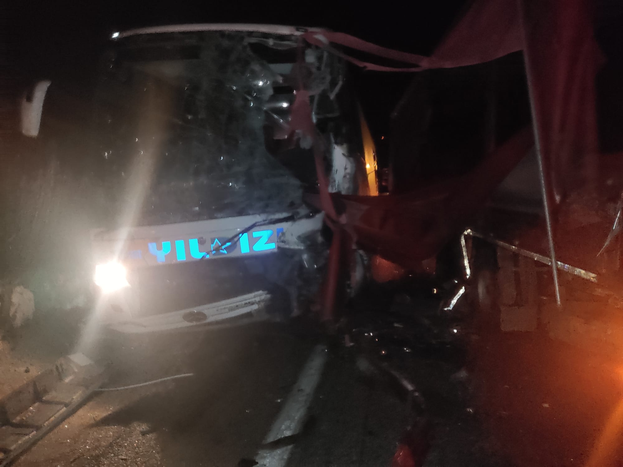 YOLCU OTOBÜSÜ TIR İLE ÇARPIŞTI, KAZADA 18 KİŞİ YARALANDI
