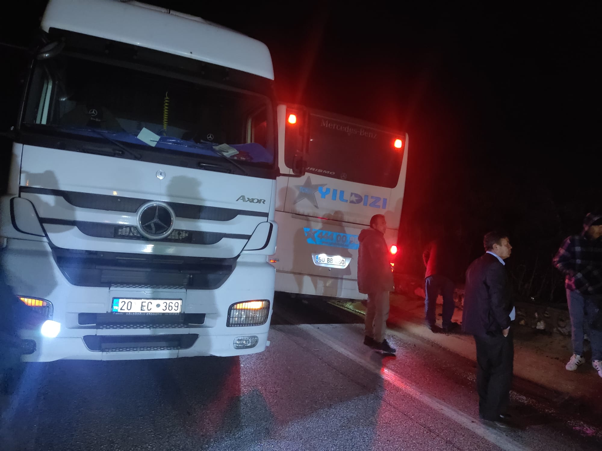 YOLCU OTOBÜSÜ TIR İLE ÇARPIŞTI, KAZADA 18 KİŞİ YARALANDI