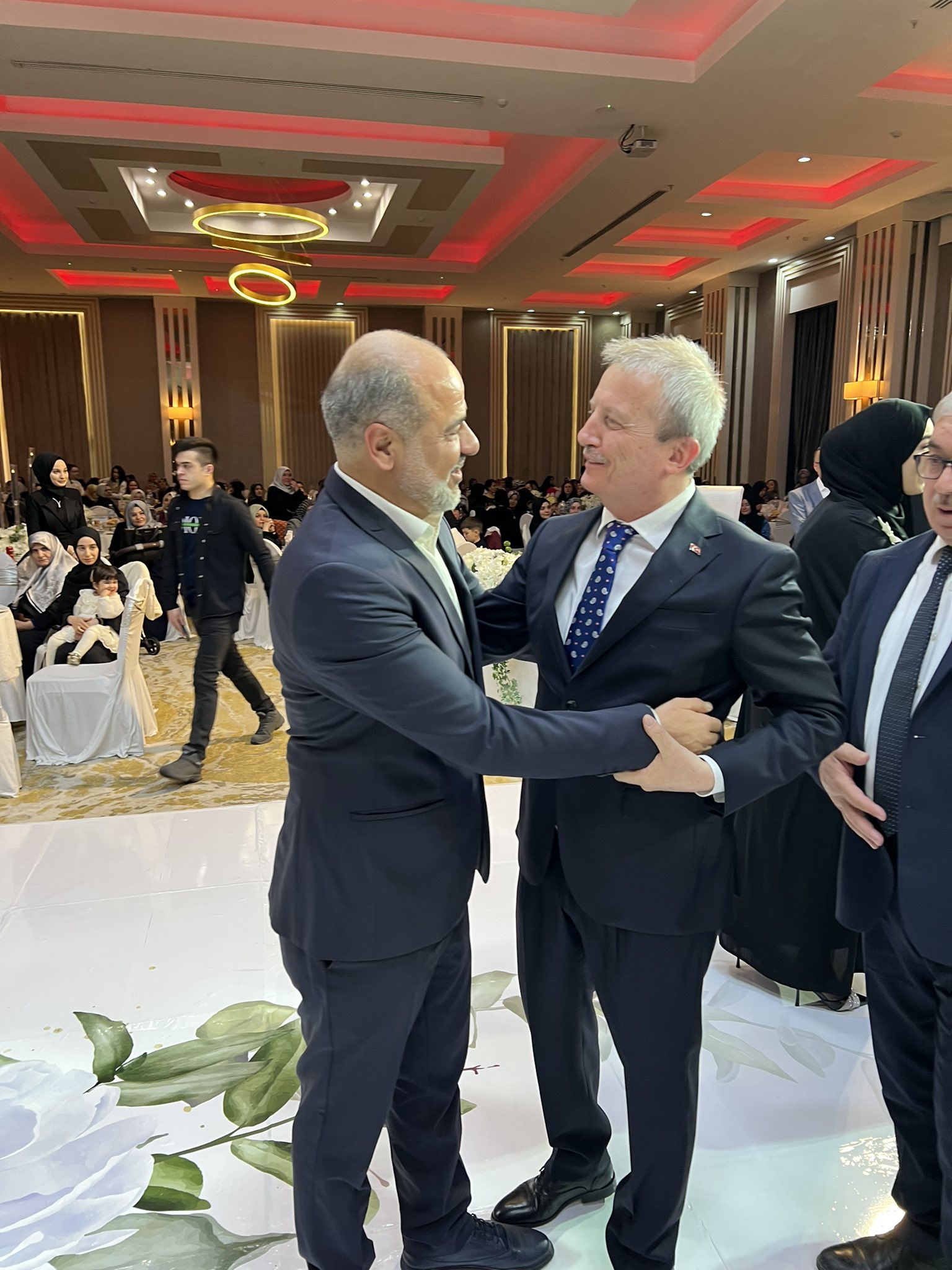 AK Partili Koçak Genç Çiftlere Mutluluk Diledi