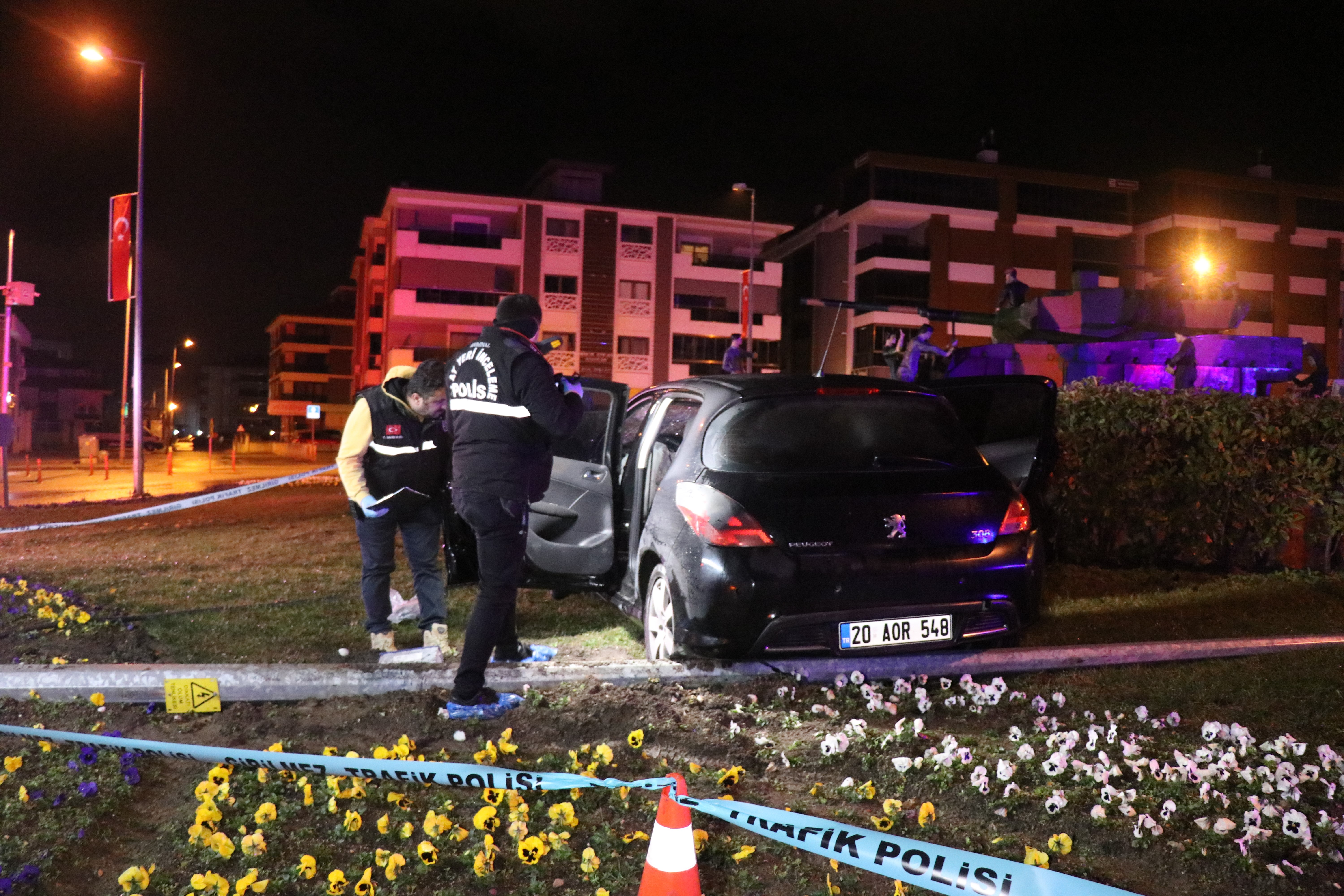 Kavşağa Süratli Giren Otomobil Anıta Çarptı: 1 Ölü, 1 Ağır Yaralı