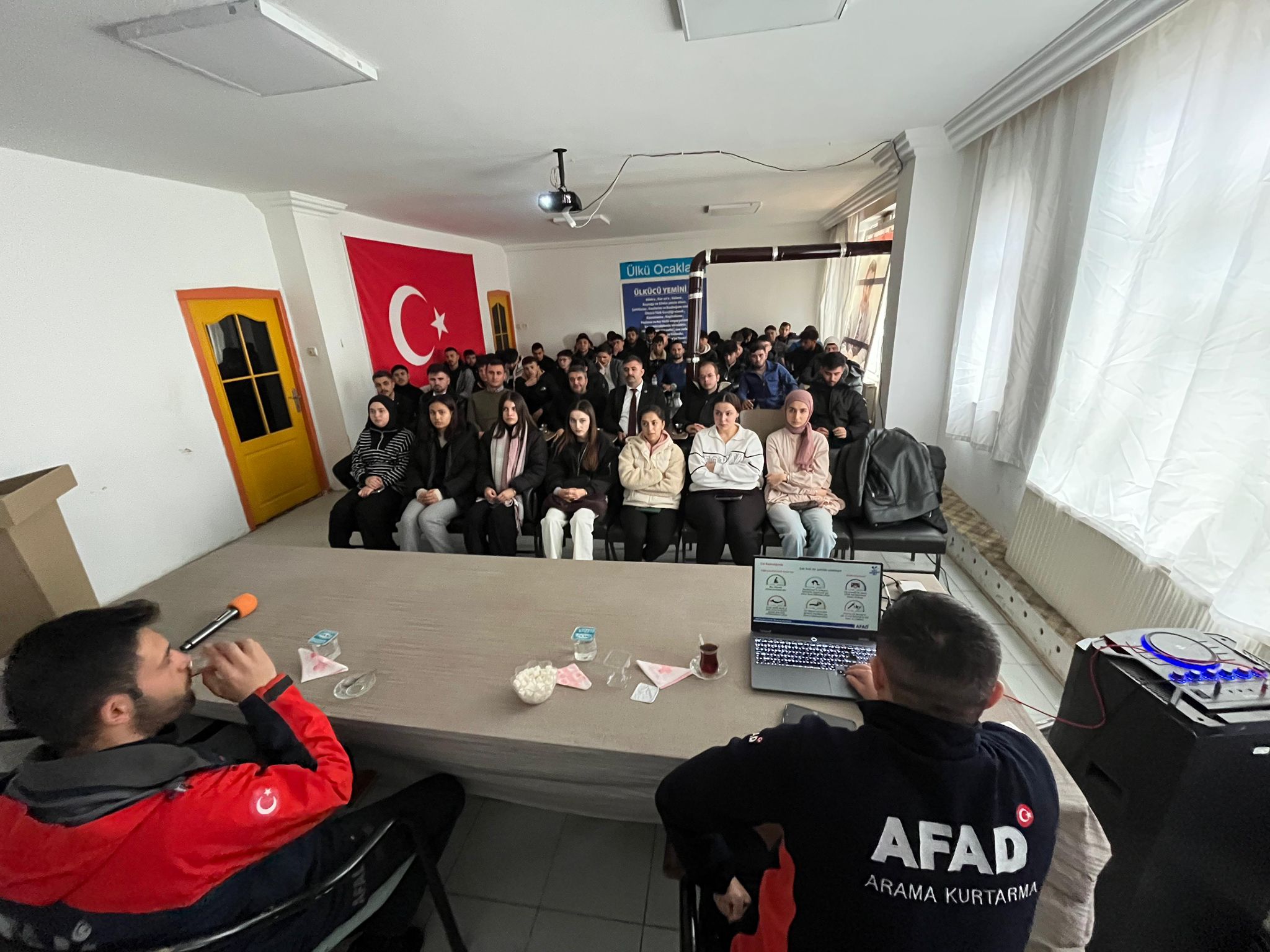 Bolvadin Ülkü Ocağı ile AFAD İşbirliğiyle Afet ve Farkındalık Eğitimi Düzenlendi