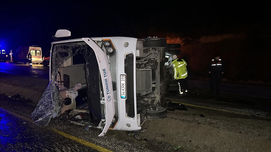 Cenazeye Gidiyorlardı! Midibüs Devrildi: 1 Ölü, 23 Yaralı