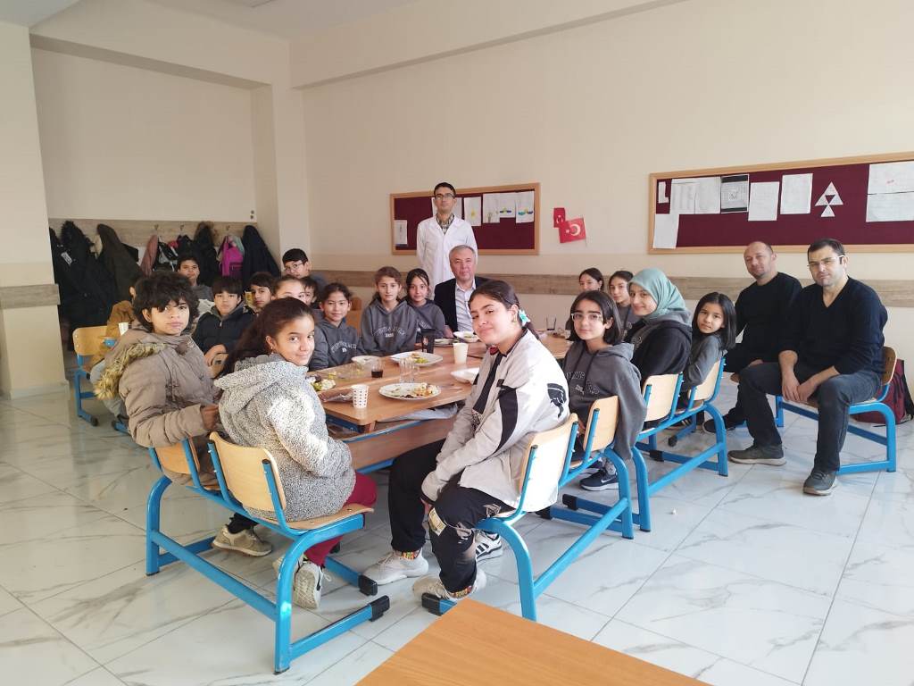 YERLİ MALI HAFTASINDA, YERLİ OTOMOBİLİ İNCELEDİLER