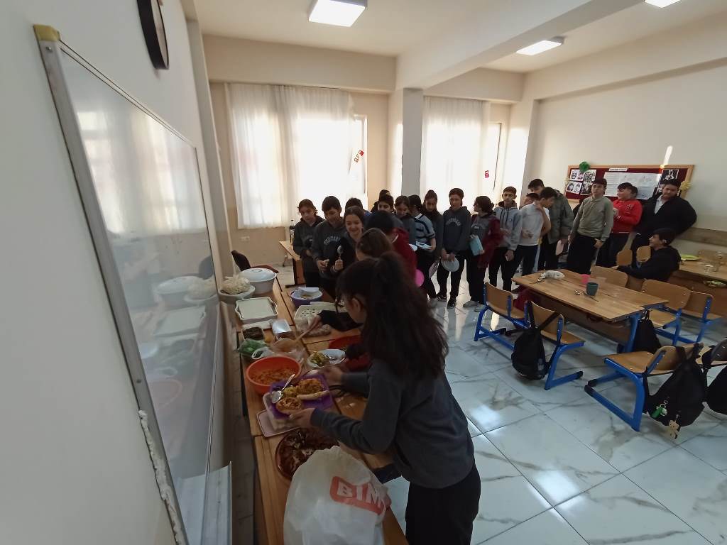 YERLİ MALI HAFTASINDA, YERLİ OTOMOBİLİ İNCELEDİLER