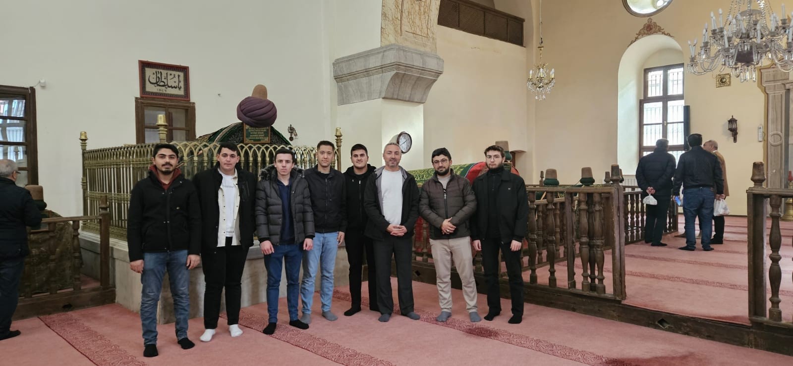KYK Öğrencilerinden Mevlevi Türbe Camii’ne Ziyaret:  Mevlana Haftası’nda Tarihi Sandukalara Dua