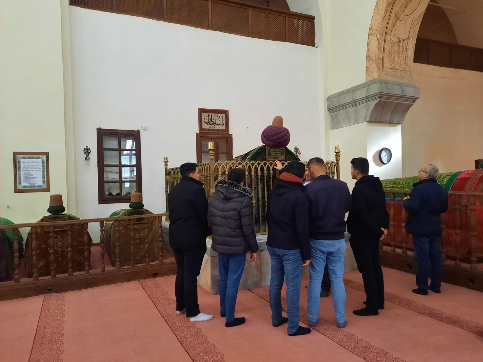KYK Öğrencilerinden Mevlevi Türbe Camii’ne Ziyaret:  Mevlana Haftası’nda Tarihi Sandukalara Dua