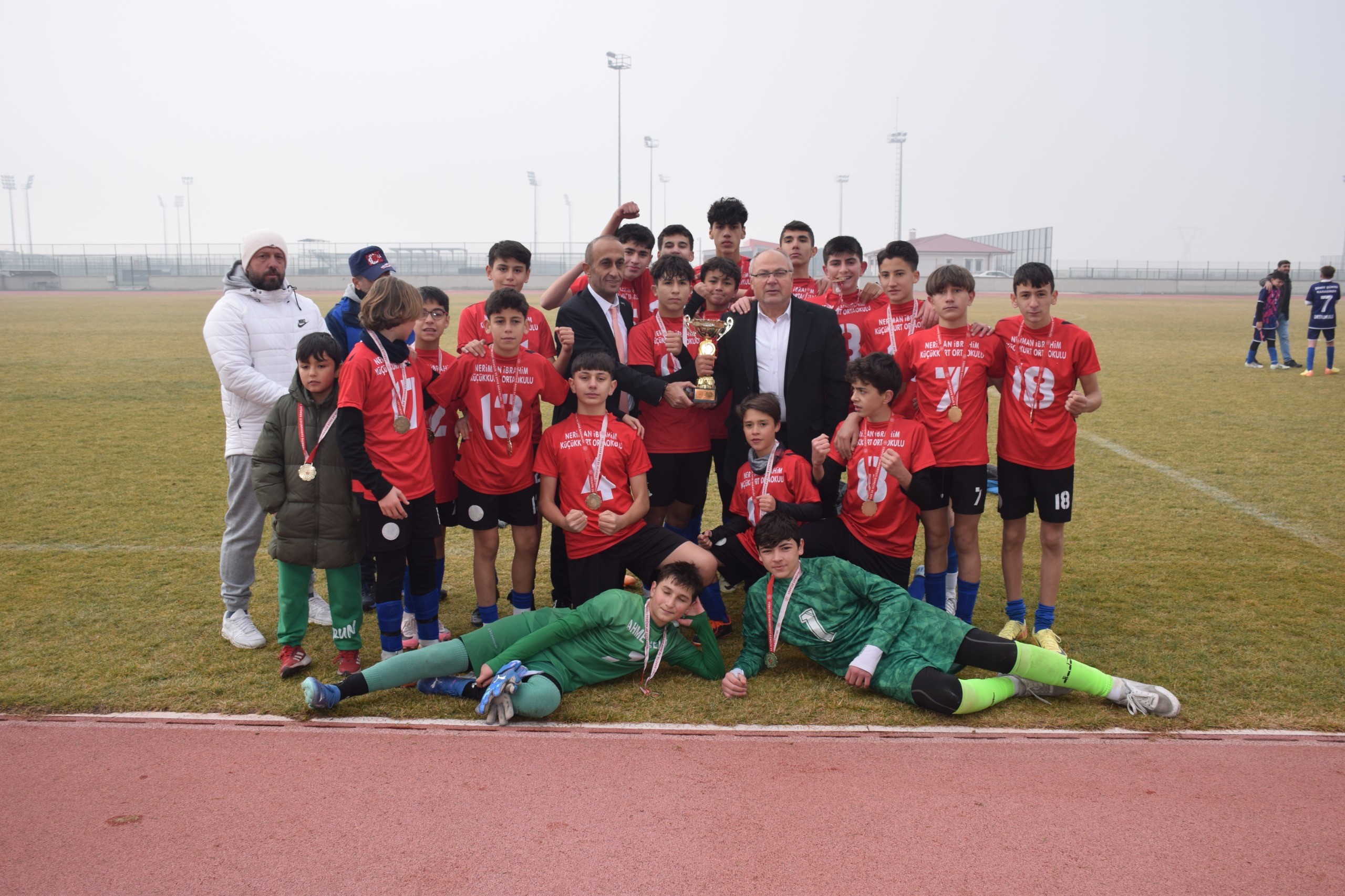 Okul Sporlarında Futbol Heyecanı Sona Erdi: Yıldız Erkekler Sahada Buluştu, Kazanan Dostluk Oldu