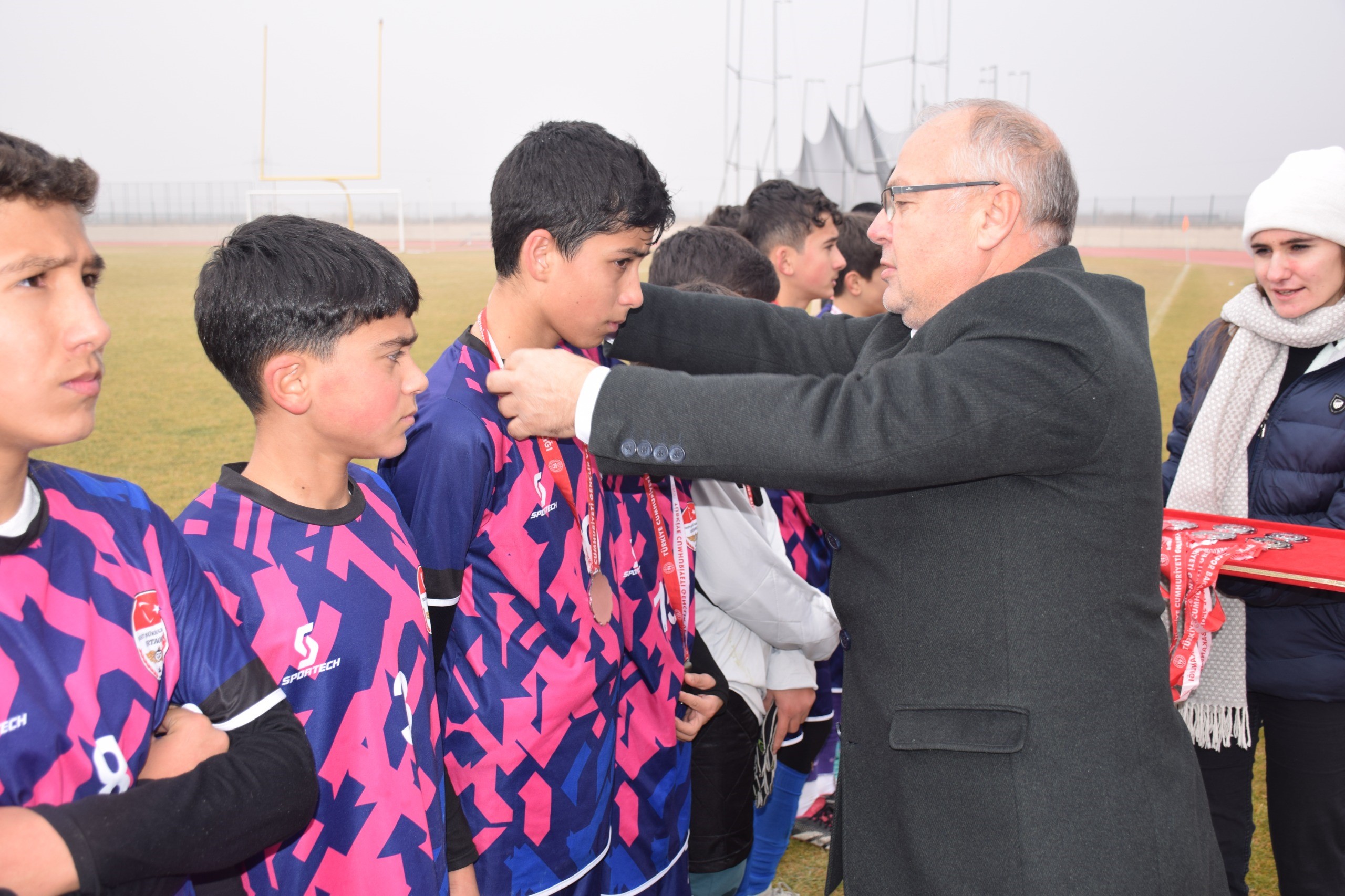 Okul Sporlarında Futbol Heyecanı Sona Erdi: Yıldız Erkekler Sahada Buluştu, Kazanan Dostluk Oldu