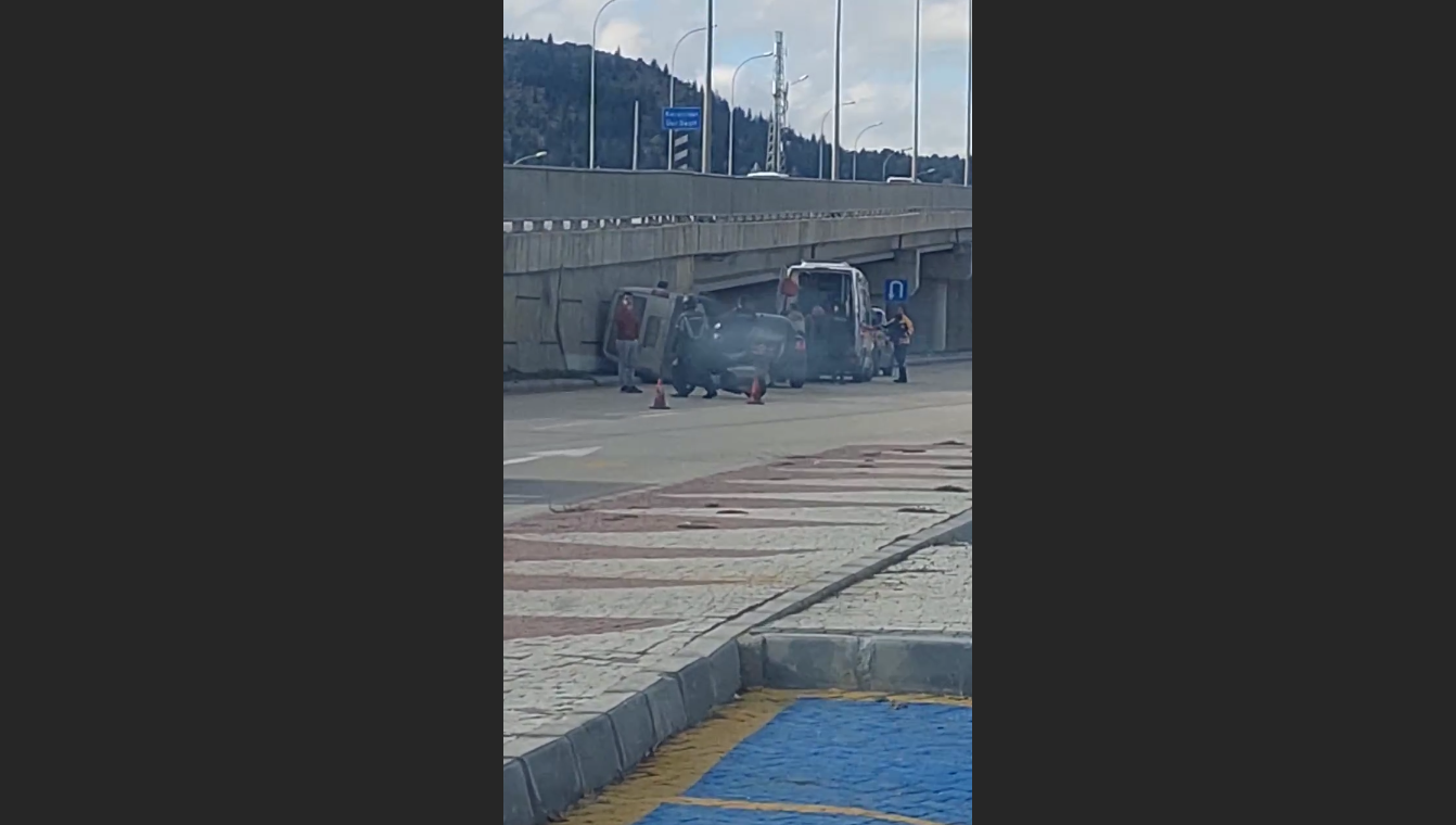 Oteller Bölgesinde Trafik Kazası  İki Araç Çarpıştı O Anlar Kamerada