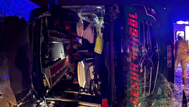 Yolcu otobüsü devrildi: 2 ölü, 16 yaralı
