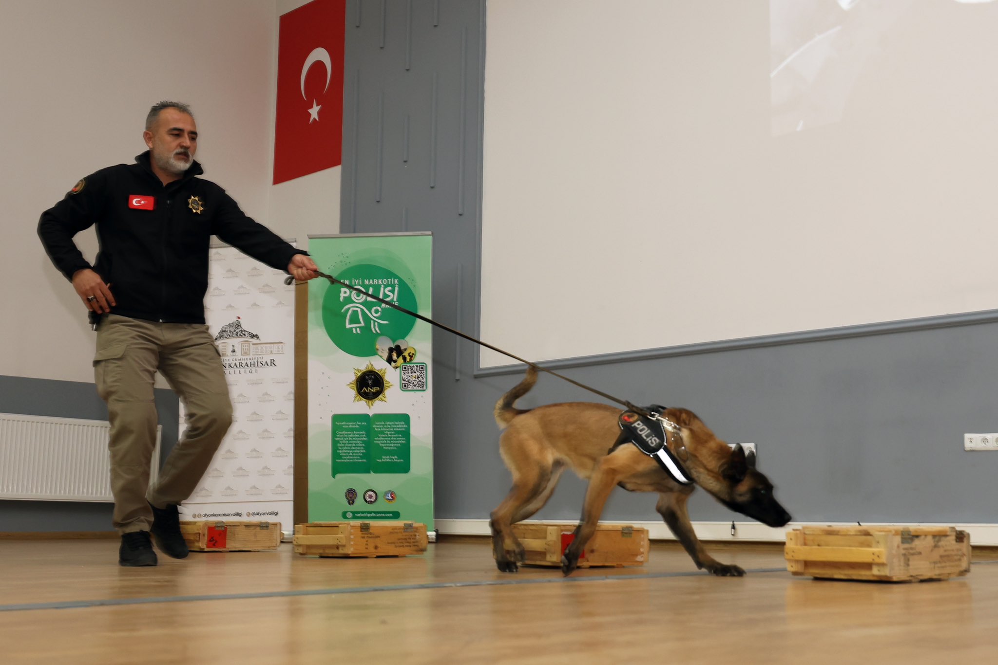 Emniyetin Hassas Burunları  Polis Köpekleri Büyük Alkış Aldı