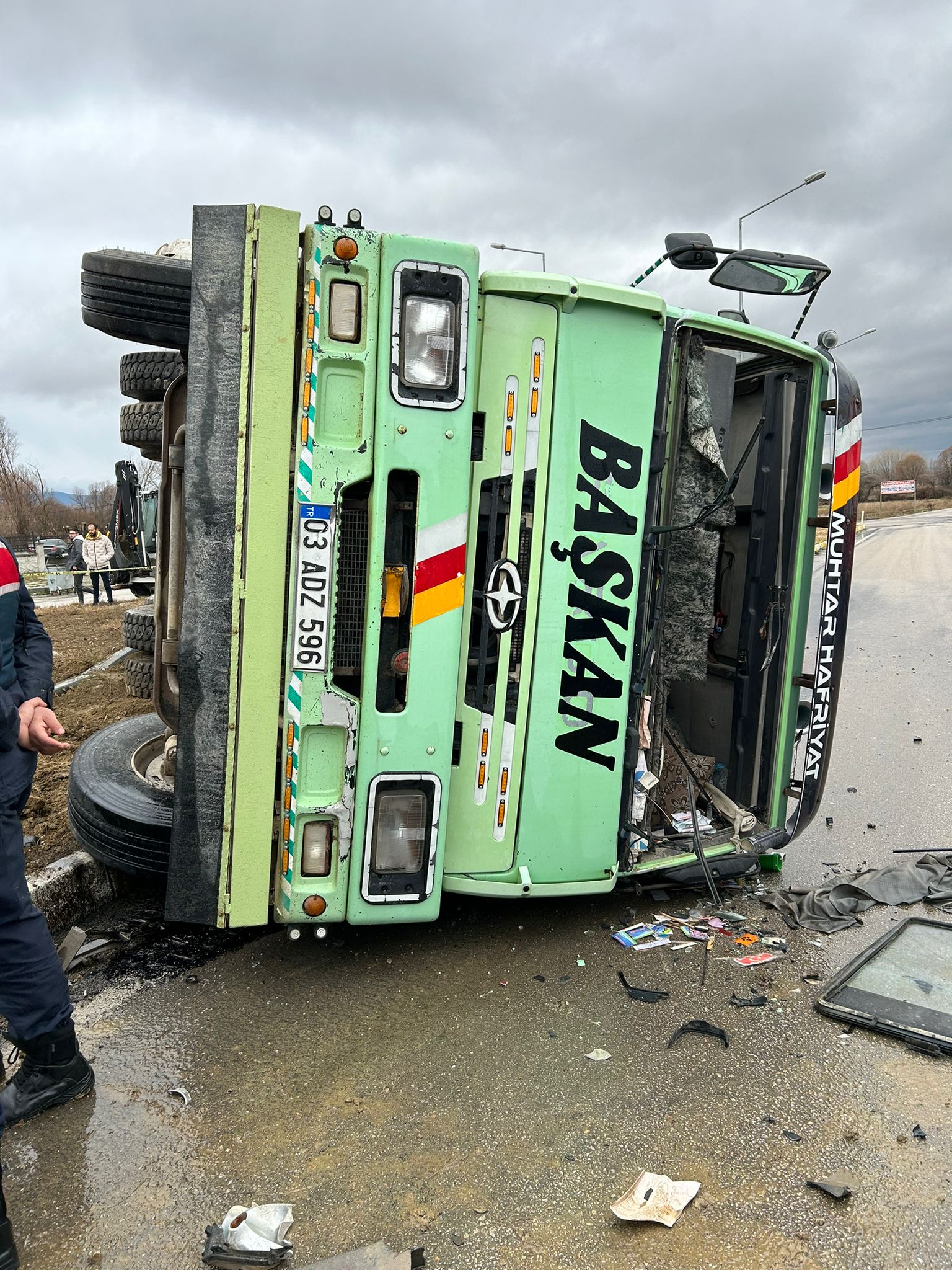 Afyonkarahisar'da kamyonla çarpışan tırın sürücüsü hayatını kaybetti: Kaza anı, bir iş yerinin güvenlik kamerasına yansıdı