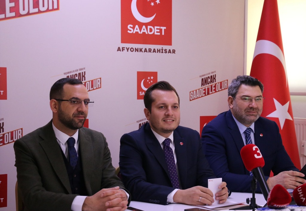 "İKTİDAR MİLLETVEKİLLERİNİ ASGARİ ÜCRETLE GEÇİNMEYE DAVET EDİYORUM"