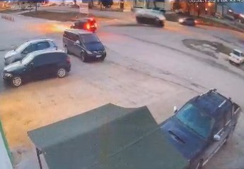 Otomobilin Çarptığı Dolmuş Devrildi: O Anlar Güvenlik Kamerasında