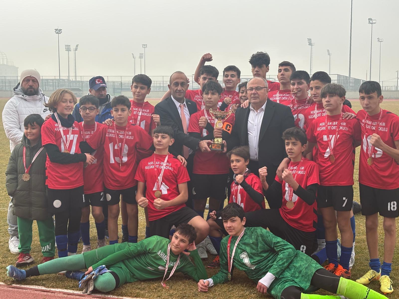 Küçükkurt Ortaokulu’nun Spor Başarıları Göz Dolduruyor