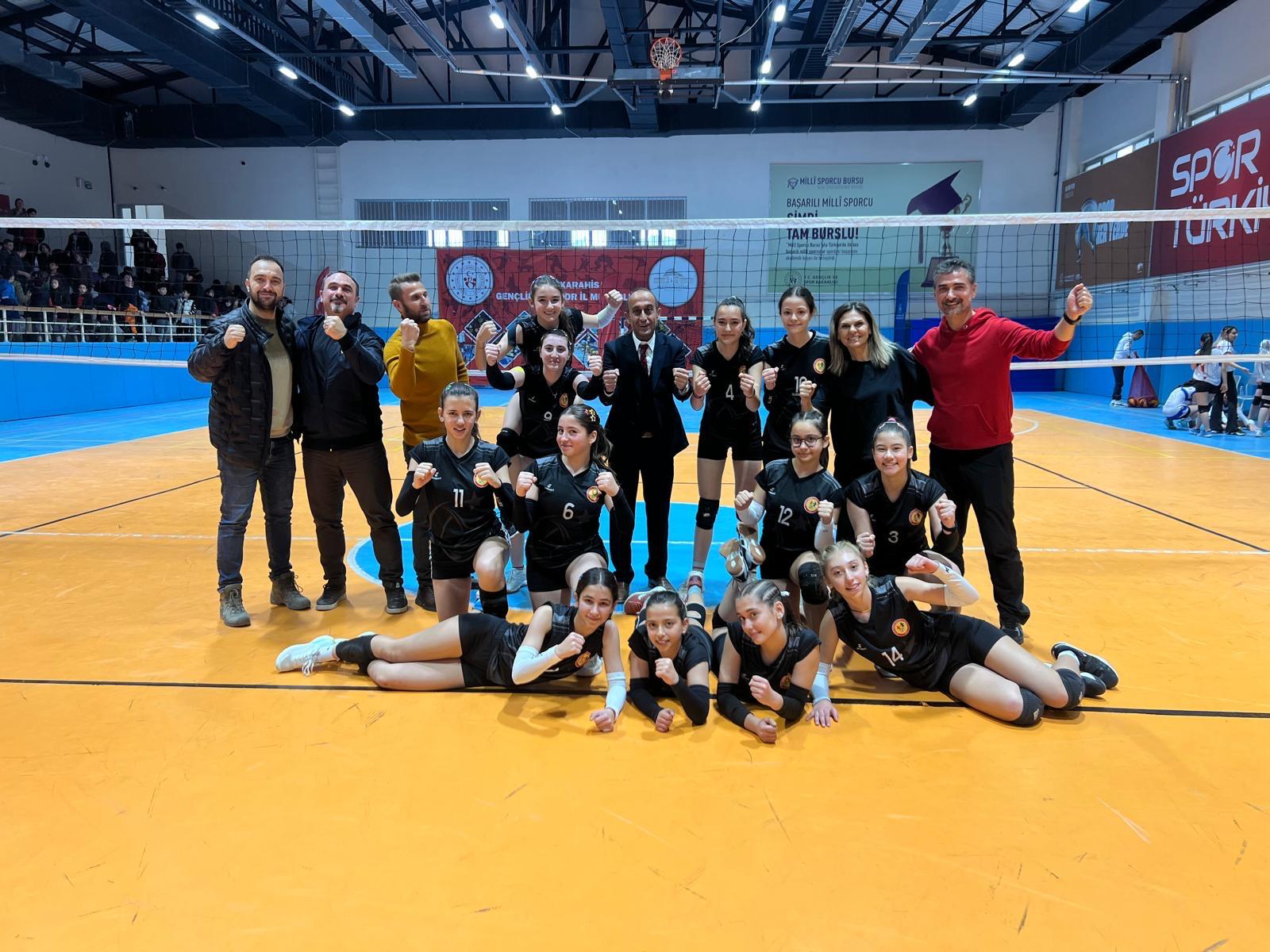 Küçükkurt Ortaokulu’nun Spor Başarıları Göz Dolduruyor