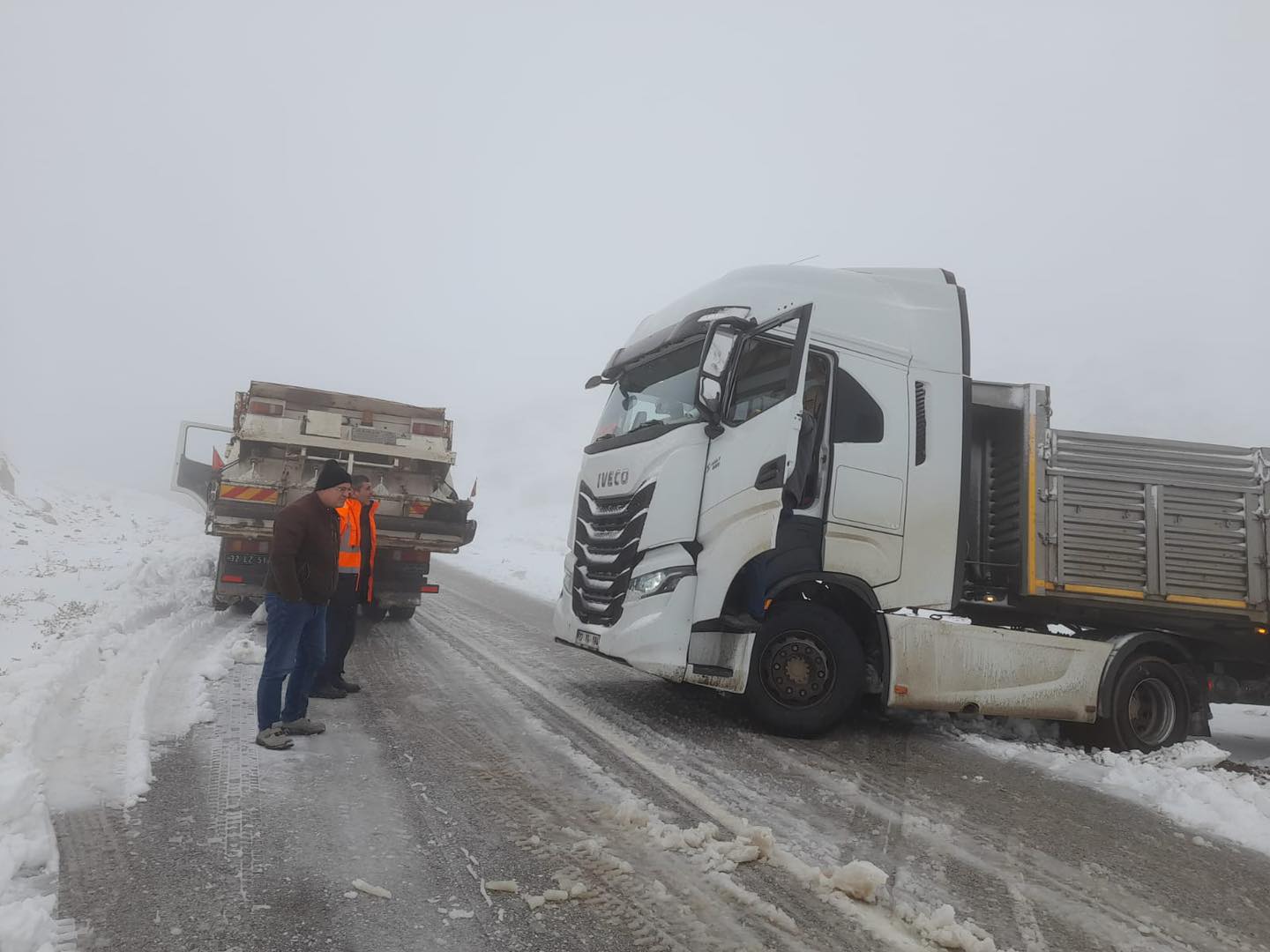 Kar Yağışı Yalvaç-Sağır Karamık-Çay  Yolunda Trafiği Felç Etti