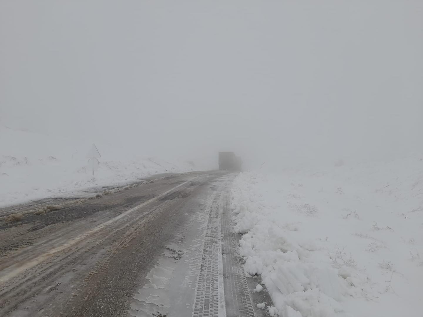 Kar Yağışı Yalvaç-Sağır Karamık-Çay  Yolunda Trafiği Felç Etti