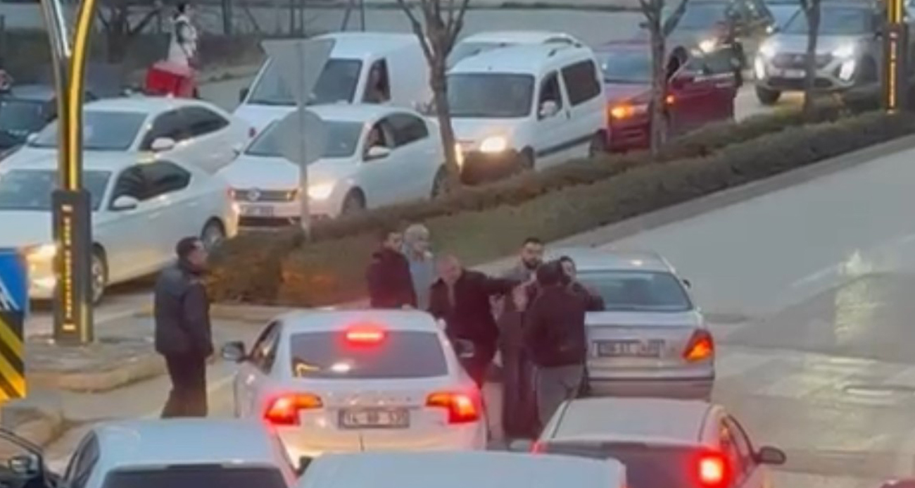Akşam Trafiğinde Yumruklar Havada Uçuştu: Trafik Kilitlendi