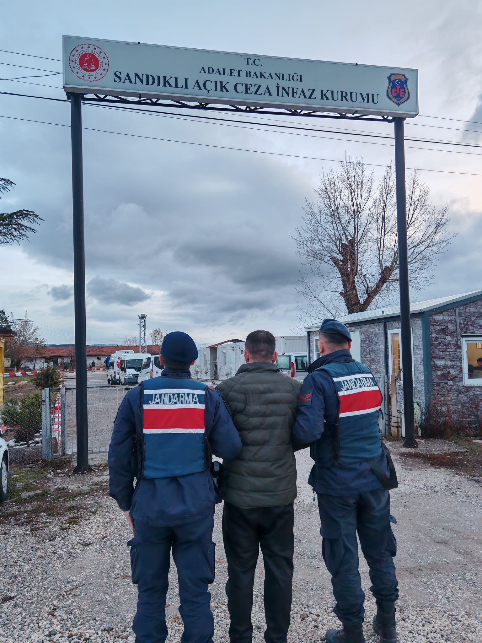AFYONKARAHİSAR'DA ARANAN 2 ŞAHIS YAKALANDI