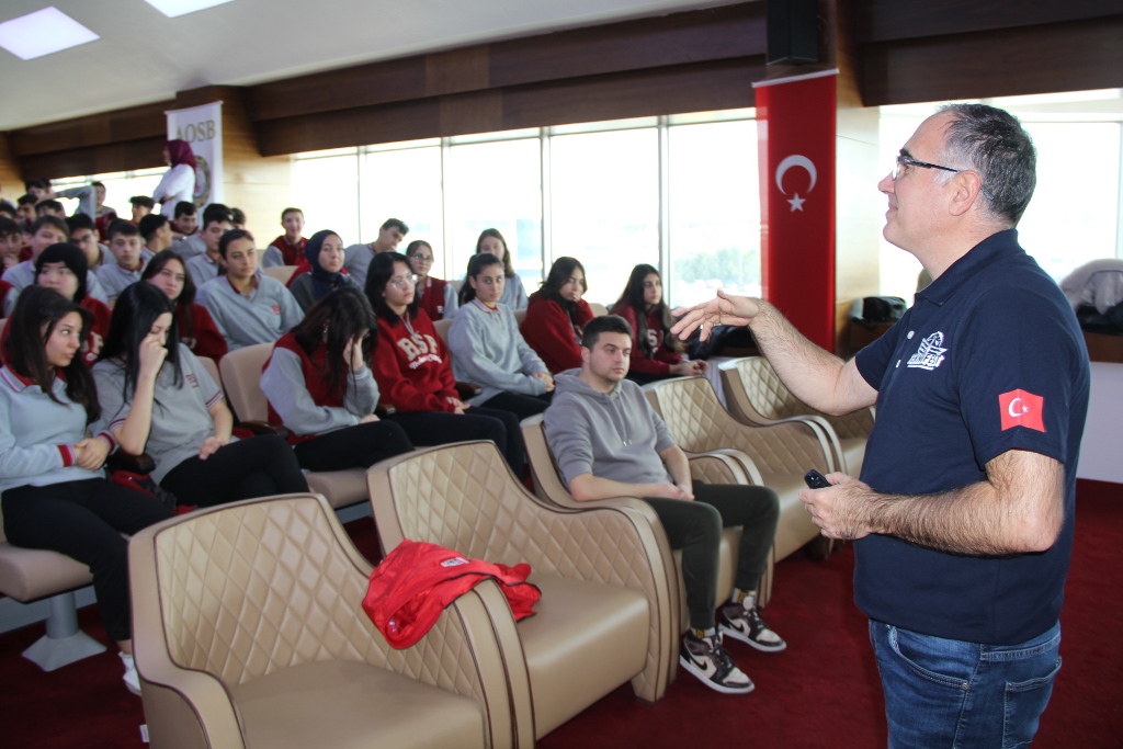 "SOSYAL MEDYA, YAPAY ZEKÂ NEDENİYLE ÇOK GÜVENLİ DEĞİL"