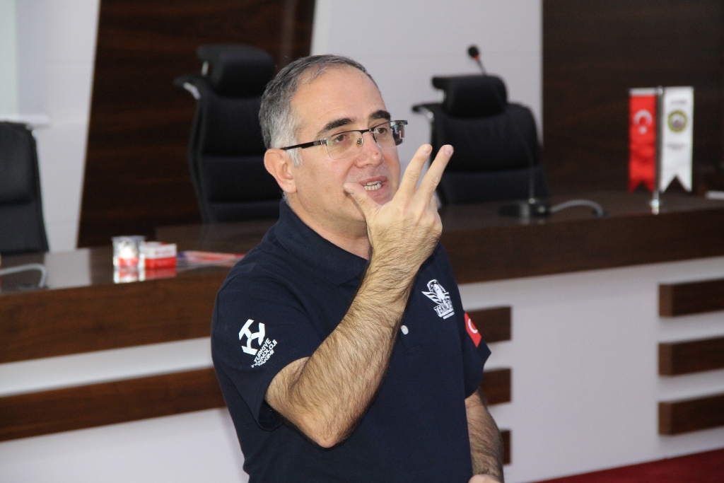 "SOSYAL MEDYA, YAPAY ZEKÂ NEDENİYLE ÇOK GÜVENLİ DEĞİL"