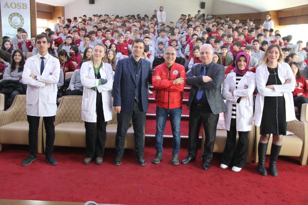 "SOSYAL MEDYA, YAPAY ZEKÂ NEDENİYLE ÇOK GÜVENLİ DEĞİL"