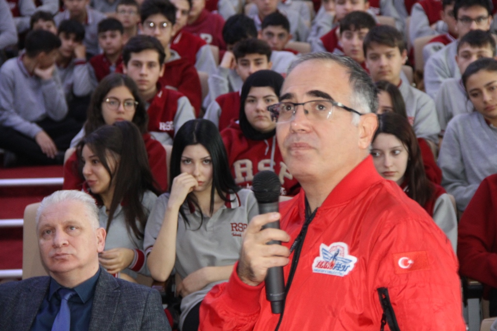 "SOSYAL MEDYA, YAPAY ZEKÂ NEDENİYLE ÇOK GÜVENLİ DEĞİL"