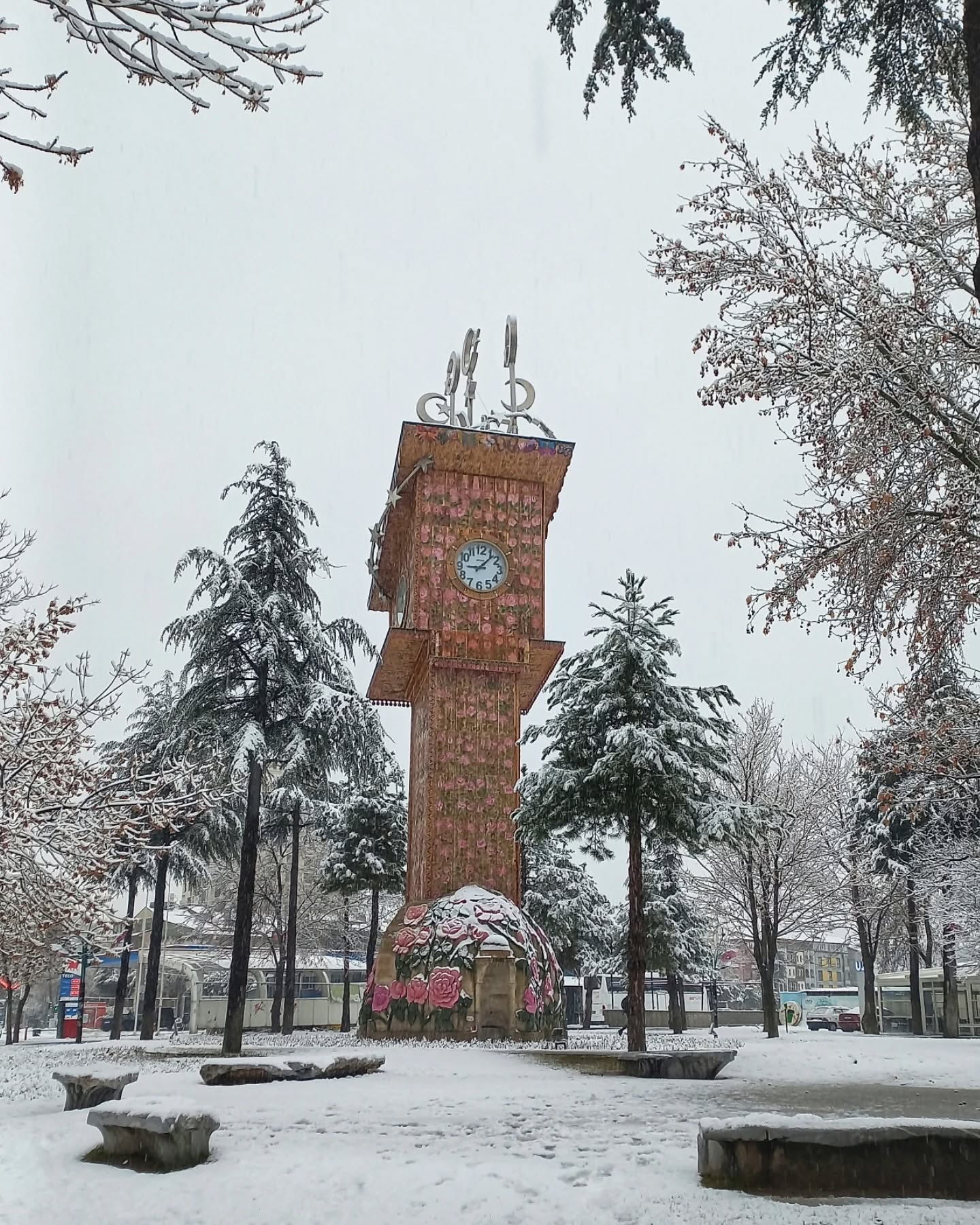 Komşu Beyaz Örtüyle Kaplandı  Adeta Bir Kış Masalına Dönüştü